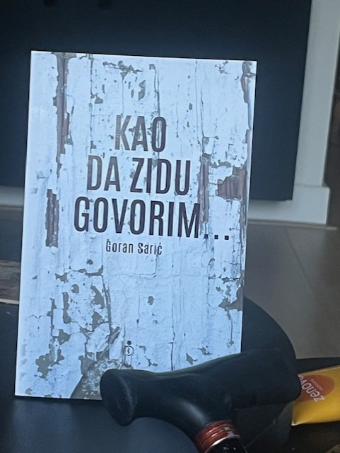 Terasa između dva svijeta <em>(Prikaz zbirke pjesama “Kao da zidu govorim”, autora Gorana Sarića)</em>